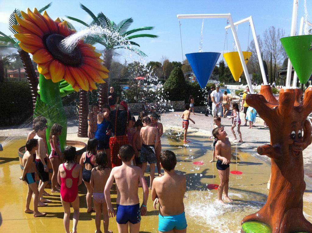 Camping Bella Italia ペスキエーラ・デル・ガルダ エクステリア 写真