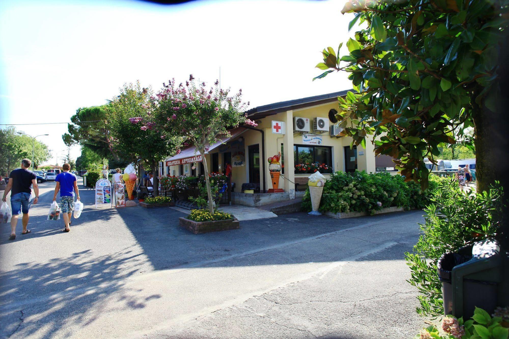 Camping Bella Italia ペスキエーラ・デル・ガルダ エクステリア 写真